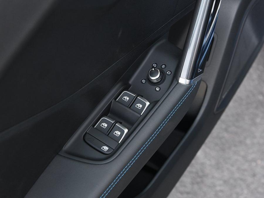 Детали интерьера Audi Q2 L 30 e-tron 2019 года  (CN) (фото 21 из 35)